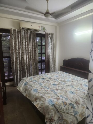 Bedroom in 2 BHK Apartment at Dlf Phase iv – for Rent