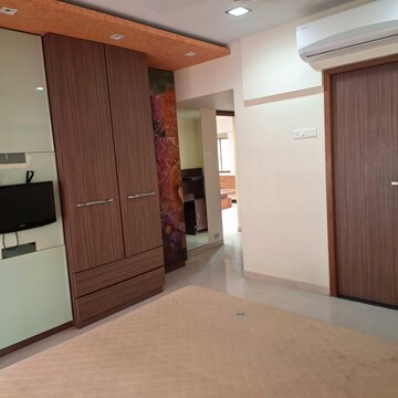 Room in 4 BHK Apartment at Lokhandwala Complex – for Rent