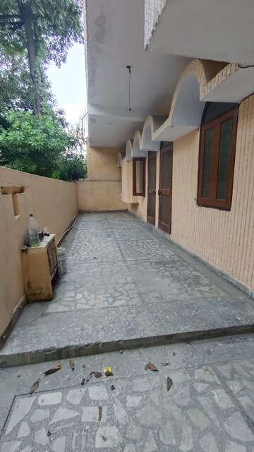 Room in 2 BHK Apartment at Gaur City 2 - 14th Avenue, Sector 16c Greater Noida – for Rent