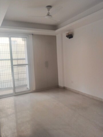 Room in 3 BHK Apartment at Noida Central – for Rent