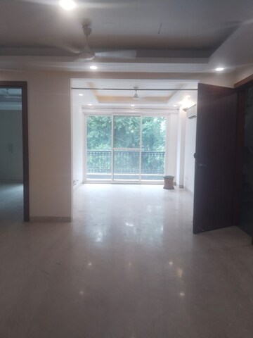 Room in 3 BHK Apartment at Noida Central – for Rent
