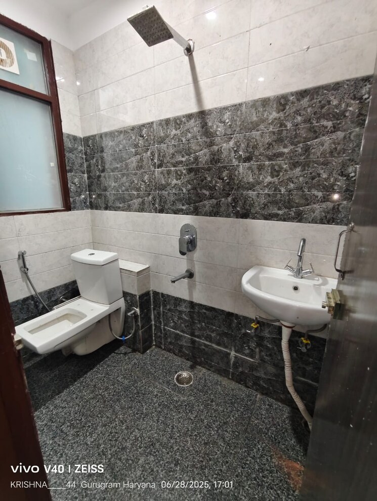 Bathroom, gaur-city-2-10th-avenue 2 Bedroom 1175 Sq.Ft. Apartment In Sector 16c Greater Noida Greater Noida 9003531