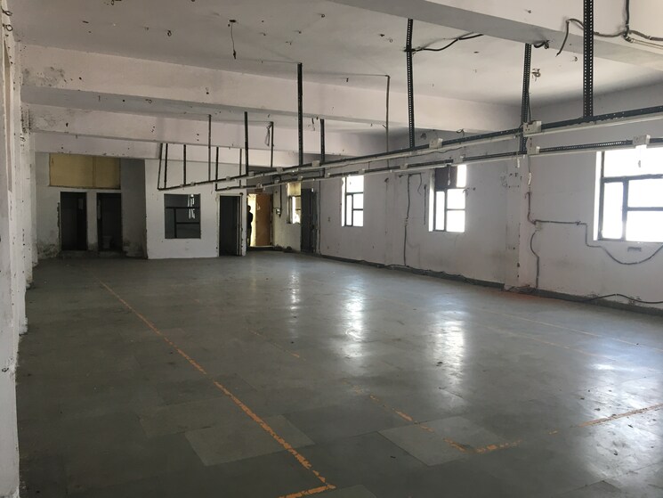 Room, sector 65 Commercial Office Space in IT/SEZ 6000 Sq.Ft. In Sector 65 Noida 9003595