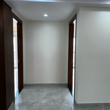 Building Lobby in 4 BHK Builder Floor at Sector 31 – for Rent