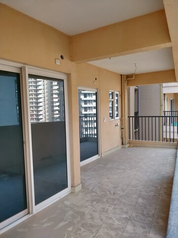 Room in 3 BHK Apartment at Gaur City 2 - 14th Avenue, Sector 16c Greater Noida – for Rent