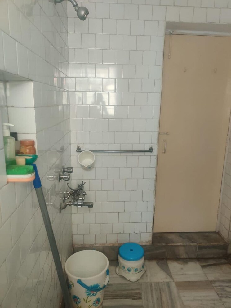 Bathroom, aradhna-apartments 3 Bedroom 1800 Sq.Ft. Apartment In Tughlakabad Delhi 9003677