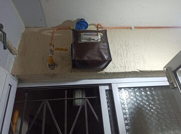 Furnished Amenities in 2 BHK Apartment at Dosti Oak, Kolshet Industrial Area – for Rent