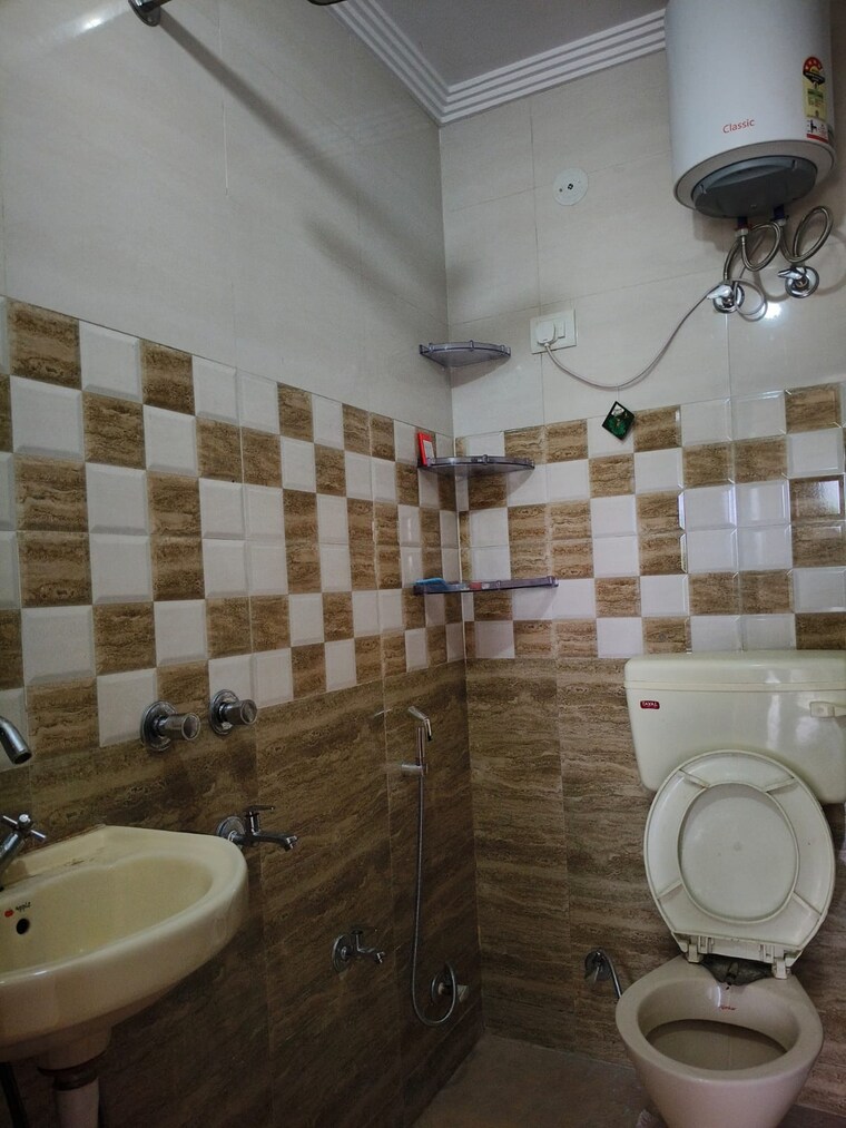 Attached Bathroom, dayanand colony 6+ Bedroom 3600 Sq.Ft. Independent House In Dayanand Colony Delhi 9003817