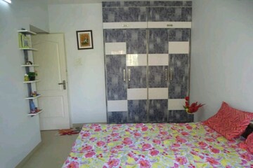 Bedroom in 2 BHK Apartment at Swapnalok Towers, Malad East – for Rent