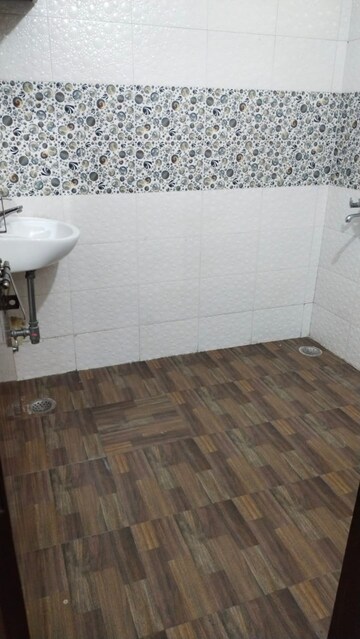 Bathroom in 1 BHK Builder Floor at Sector 28 – for Rent