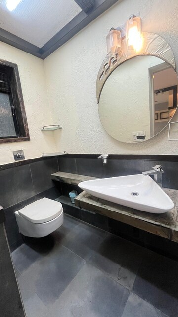 Bathroom in 4 BHK Apartment at Lokhandwala Complex, Andheri West – for Rent