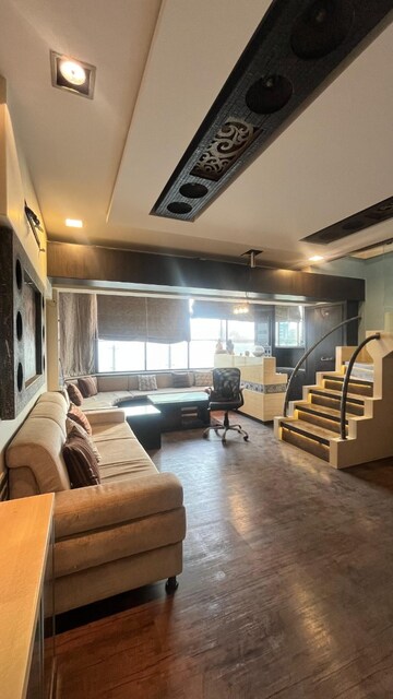 Living Room in 4 BHK Apartment at Lokhandwala Complex, Andheri West – for Rent