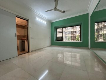 Room in 4 BHK Apartment at Versova – for Rent