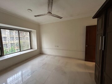 Room in 4 BHK Apartment at Versova – for Rent