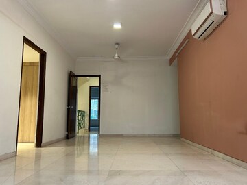 Room in 4 BHK Apartment at Versova – for Rent