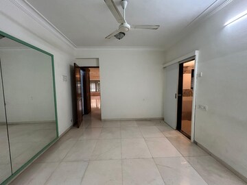 Room in 4 BHK Apartment at Versova – for Rent