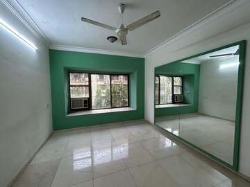 Room in 4 BHK Apartment at Versova – for Rent