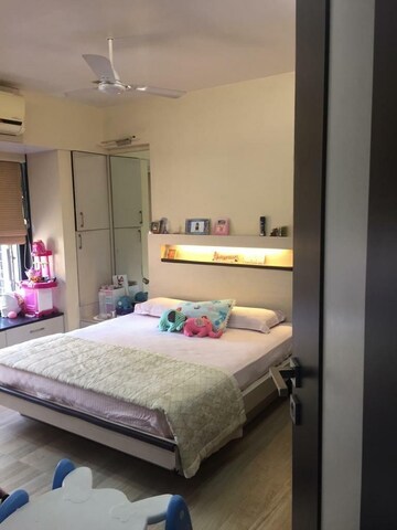 Bedroom in 4 BHK Apartment at Lokhandwala Complex, Andheri West – for Rent