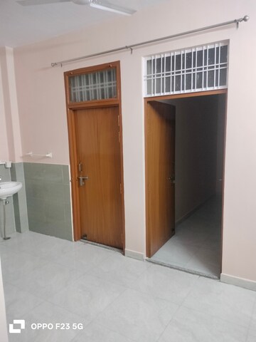 Room in 3 BHK Builder Floor at Gomti Nagar – for Rent