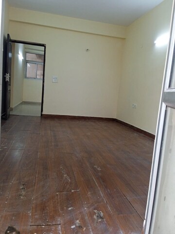 Room in 3 BHK Apartment at Piyush Heights, Sector 89 – for Rent