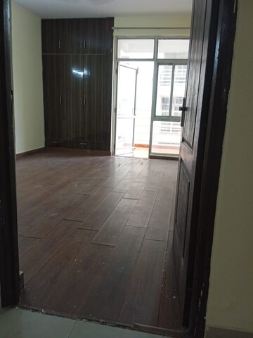 Room in 3 BHK Apartment at Piyush Heights, Sector 89 – for Rent