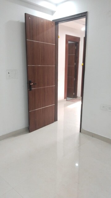 Room in 3 BHK Builder Floor at Mayur Vihar Phase 1 – for Rent