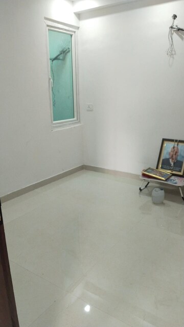 Room in 3 BHK Builder Floor at Mayur Vihar Phase 1 – for Rent