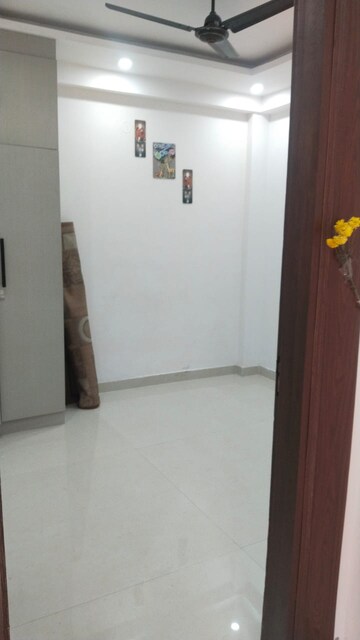Room in 3 BHK Builder Floor at Mayur Vihar Phase 1 – for Rent