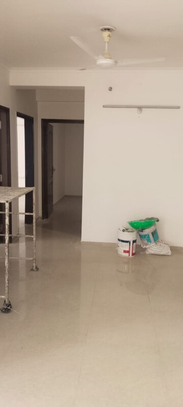 Room in 3 BHK Apartment at Omaxe R2, Gomti Nagar – for Rent