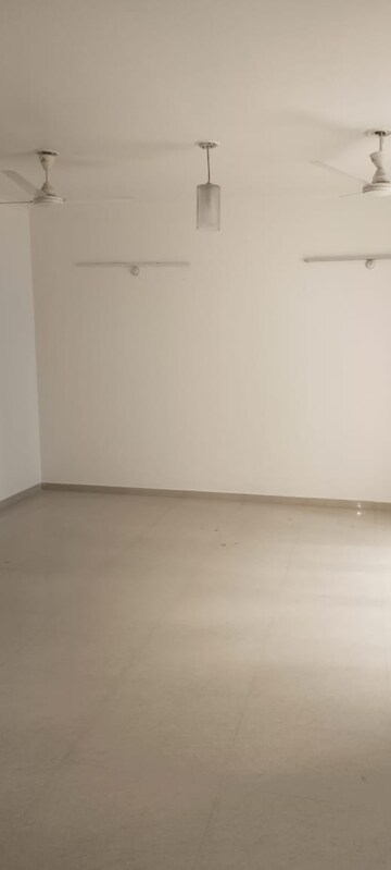 Room in 3 BHK Apartment at Omaxe R2, Gomti Nagar – for Rent