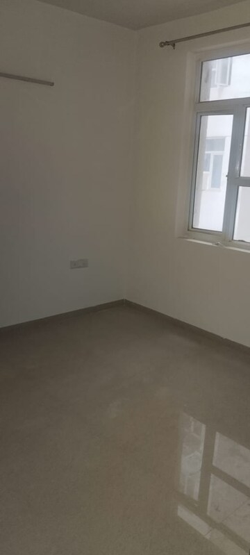Room in 3 BHK Apartment at Omaxe R2, Gomti Nagar – for Rent