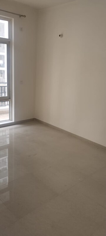 Room in 3 BHK Apartment at Omaxe R2, Gomti Nagar – for Rent