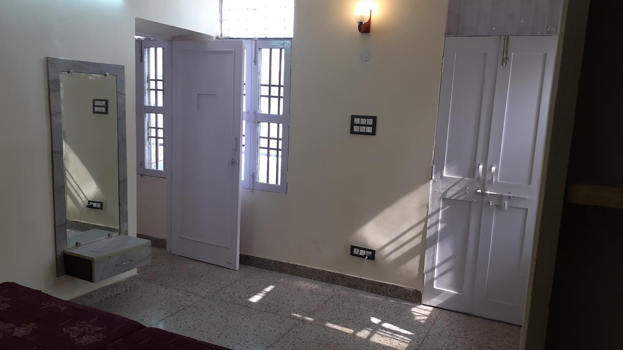 2 BHK Apartment For Rent in Panchsheel Green Mart