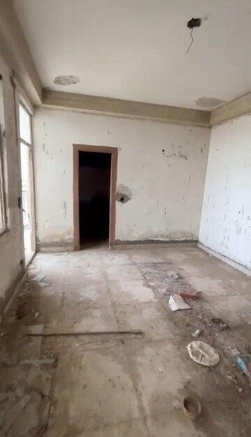 Room in 5 BHK Apartment at Amrapali Platinum, Sector 119 – for Sale