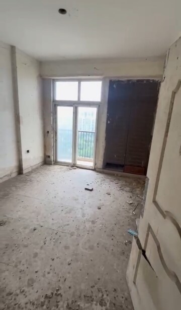 Room in 5 BHK Apartment at Amrapali Platinum, Sector 119 – for Sale