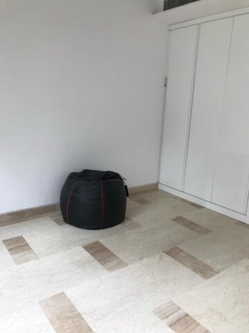 Room in 4 BHK Apartment at Supertech Supernova Nova Residences, Sector 94 – for Rent
