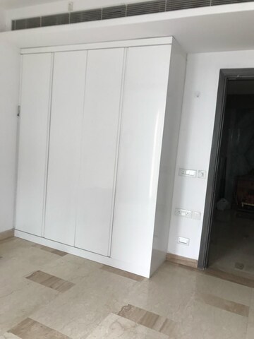 Room in 4 BHK Apartment at Supertech Supernova Nova Residences, Sector 94 – for Rent