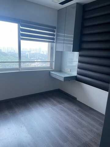 Room in 3.5 BHK Apartment at Lodha Fiorenza, Goregaon East – for Rent
