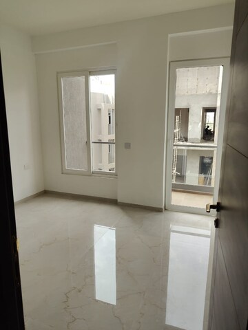 Room in 3 BHK Apartment at Smart World Orchard, Sector 61 – for Sale