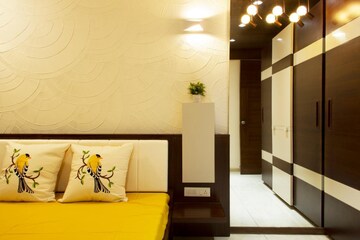 Room in 4 BHK Apartment at Vastrapur – for Rent