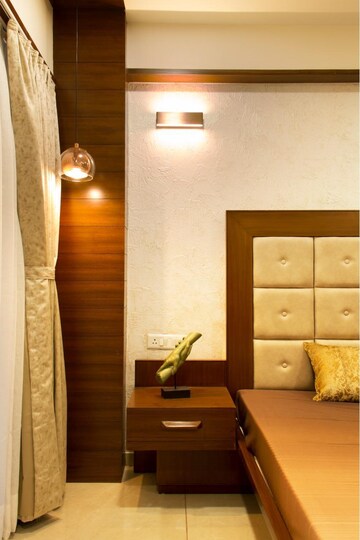 Room in 4 BHK Apartment at Vastrapur – for Rent