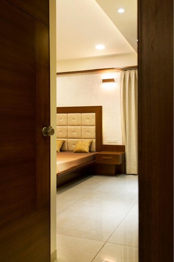Room in 4 BHK Apartment at Vastrapur – for Rent