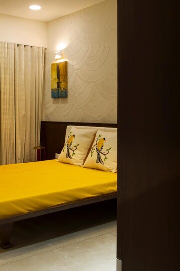 Room in 4 BHK Apartment at Vastrapur – for Rent