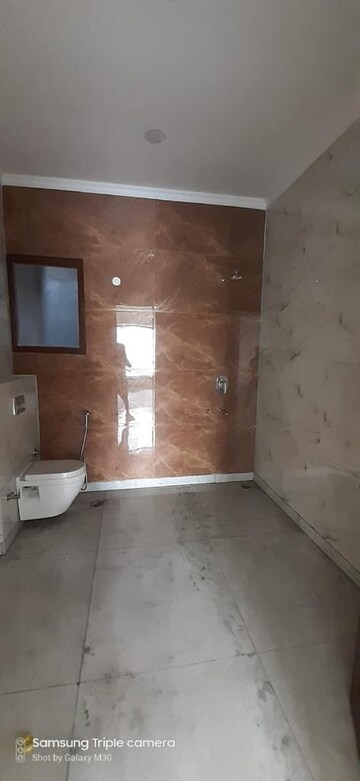 Bathroom in 3 BHK Builder Floor at Tulip Mall, Sector 46 – for Rent