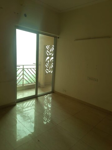 Room in 4 BHK Apartment at Gaur Saundaryam, Tech Zone 4 Greater Noida – for Rent