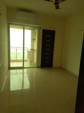 Room in 4 BHK Apartment at Gaur Saundaryam, Tech Zone 4 Greater Noida – for Rent