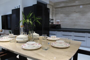 Furnished Amenities in 4 BHK Apartment at Vastrapur – for Rent