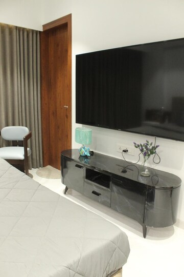 Furnished Amenities in 4 BHK Apartment at Vastrapur – for Rent