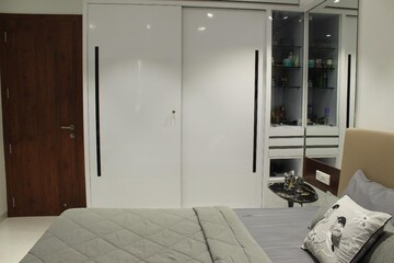 Room in 4 BHK Apartment at Vastrapur – for Rent