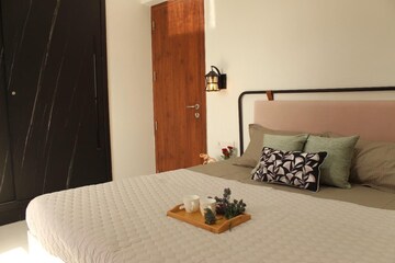 Bedroom in 4 BHK Apartment at Vastrapur – for Rent